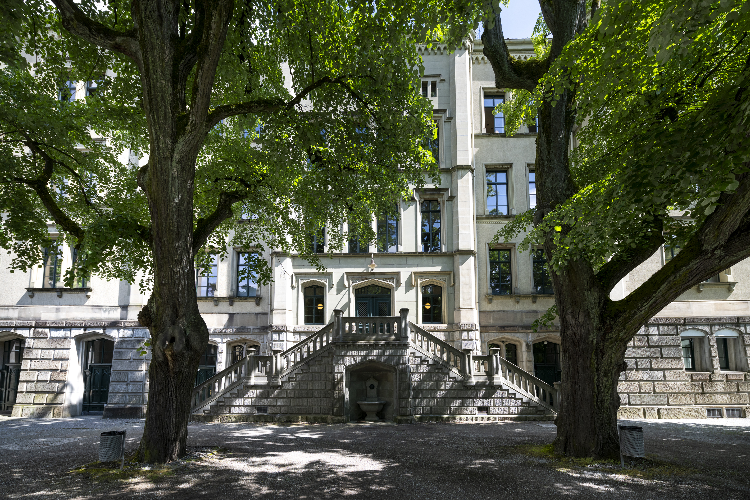 Bild Gebäude Studierende